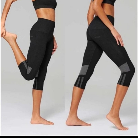 Ivy Park Seamless Compression High Waist Active Workout Crop Black Leggings S/M - Picture 1 of 10